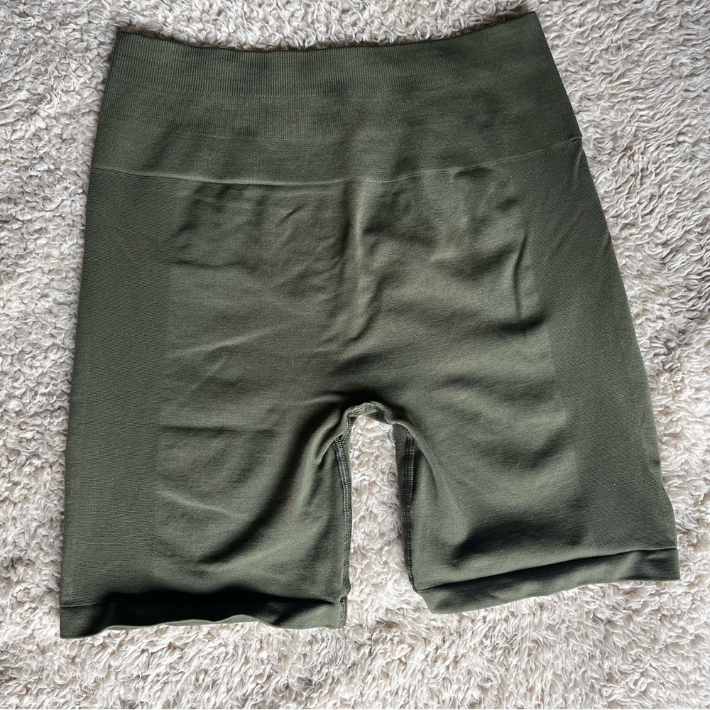 Alphalete amplify biker shorts, size medium